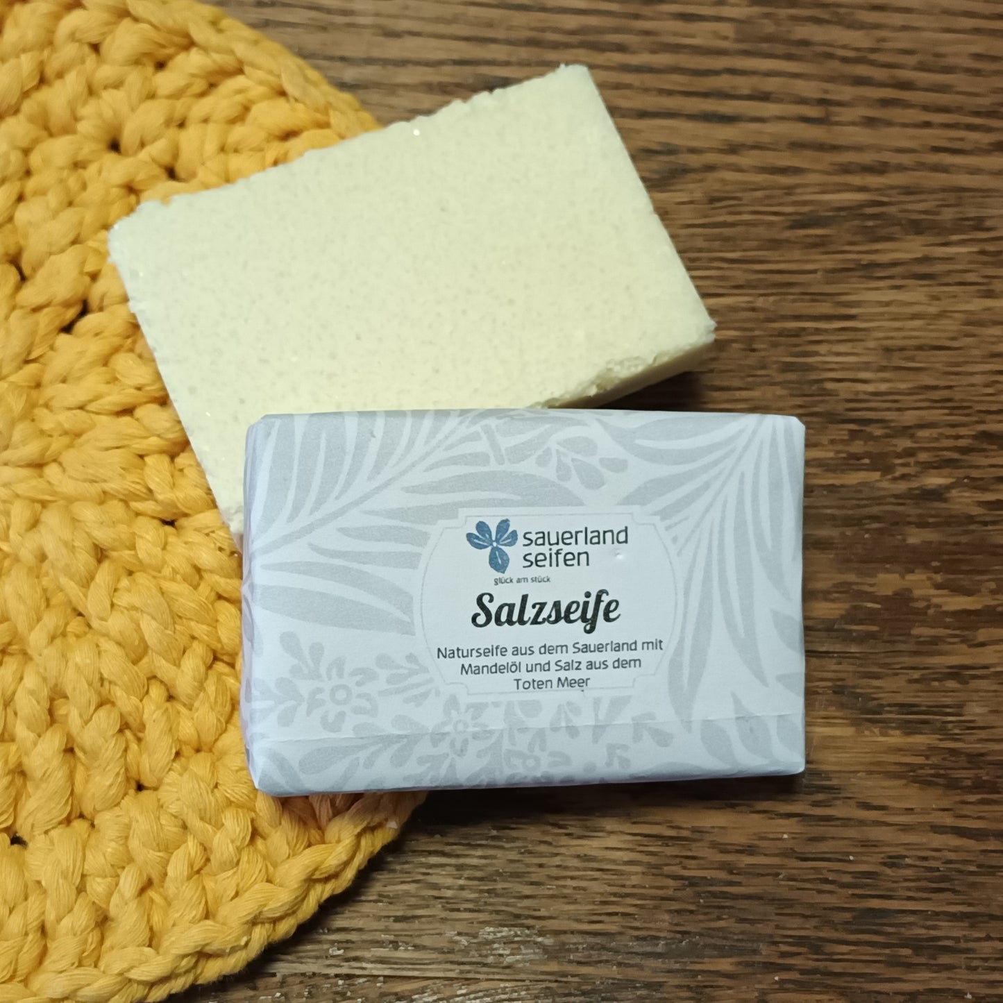 Salzseife mit Salz aus dem Toten Meer